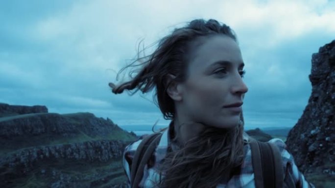 4k视频片段，一名年轻女子在户外的山脉上徒步旅行