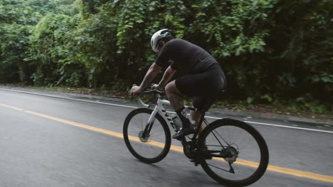 亚洲男子运动员正在骑自行车。