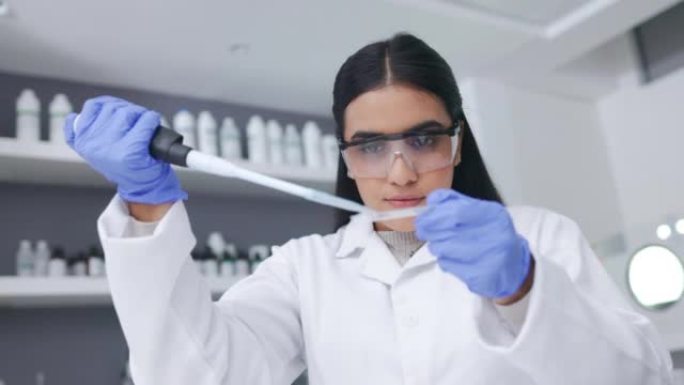 年轻的女科学家在独自在实验室工作时进行研究以找到治愈疾病的方法。认真而专业的医学生物学家正在进行一项