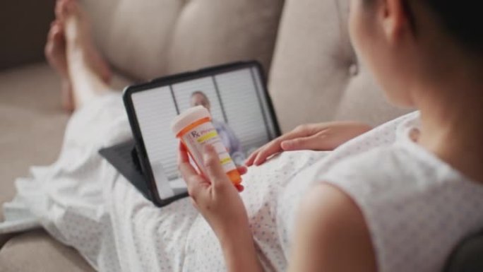 孕妇和医生在线视频远程医疗在家