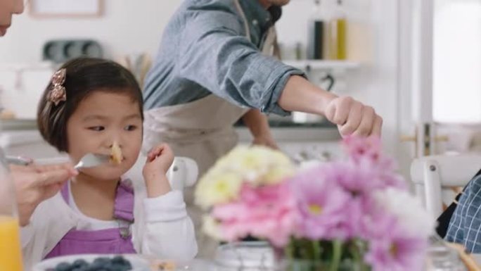 快乐的亚洲家庭早餐吃煎饼孩子们周末早上在厨房和父母一起享受健康的自制餐4k镜头
