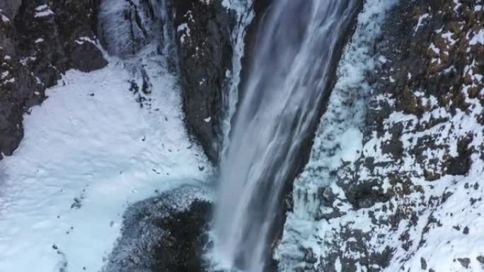 在冰雪中，瀑布顽强地流淌着