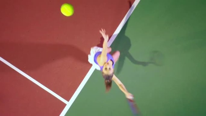一名女子网球运动员在球场上的俯视图