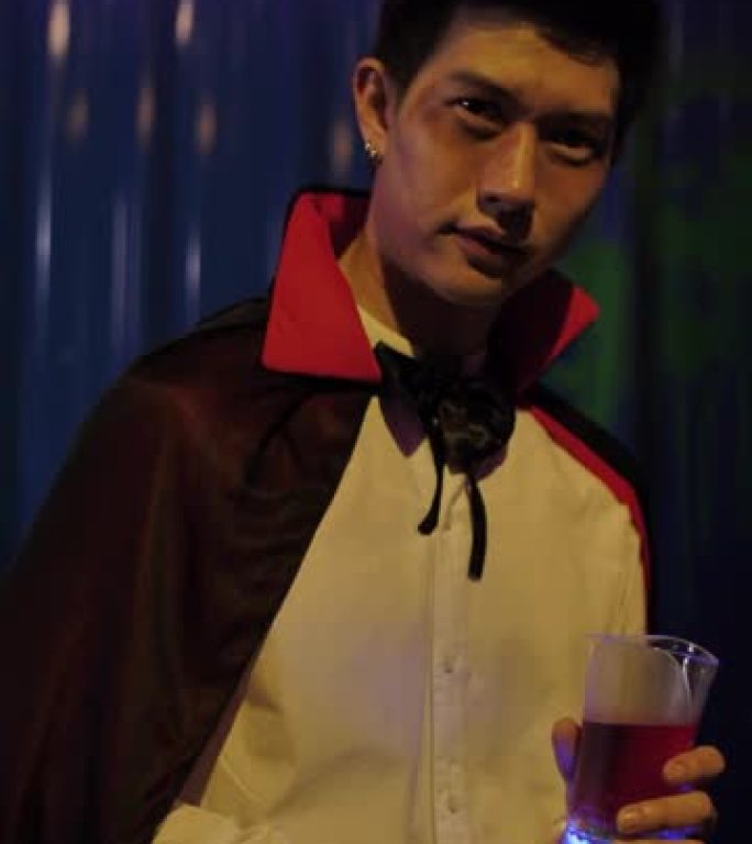 穿着吸血鬼服装的亚洲年轻人