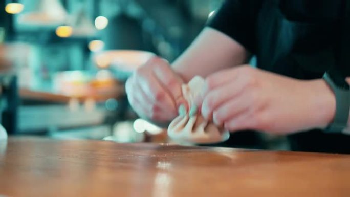 餐馆工人塑造饺子的特写镜头