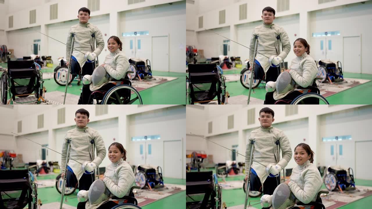 轮椅击剑运动员一起享受击剑比赛的肖像。