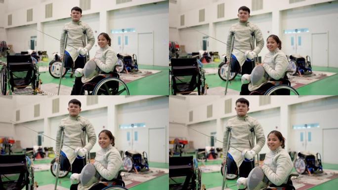轮椅击剑运动员一起享受击剑比赛的肖像。