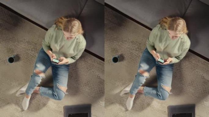 垂直屏幕公寓: 女人使用坐在客厅地毯上的智能手机。创意自由职业者在家远程工作。做电子商务、在线购物、