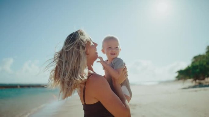 母亲和年幼的婴儿海边沙滩嬉戏