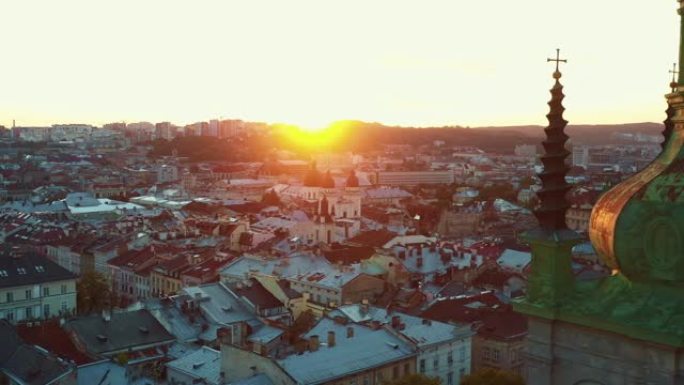 日落欧洲城市景观天际线。乌克兰利沃夫多米尼加大教堂真实尖顶的空中电影拍摄。