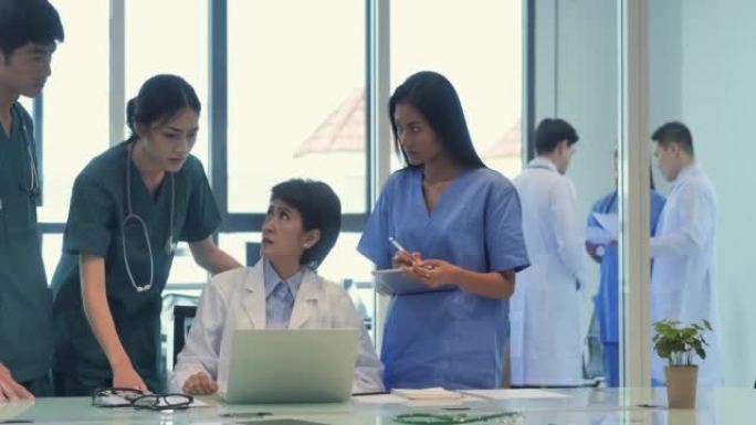 亚洲医生女性在医院会议室与医务人员会面。