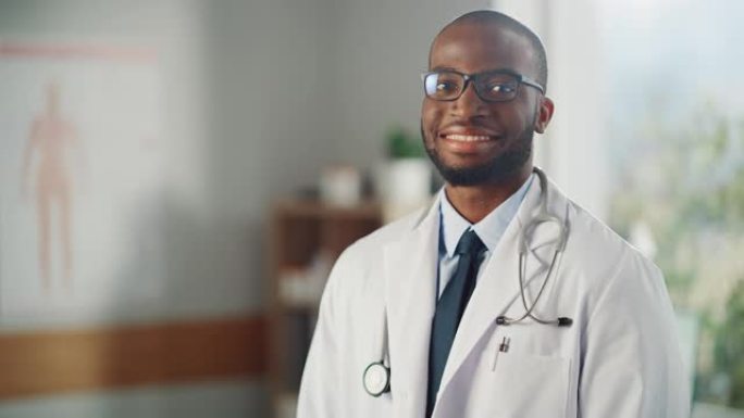 健康诊所戴眼镜的快乐非洲裔美国家庭医生的特写肖像。穿着白色实验室外套的成功黑人医生看着相机，在医院办