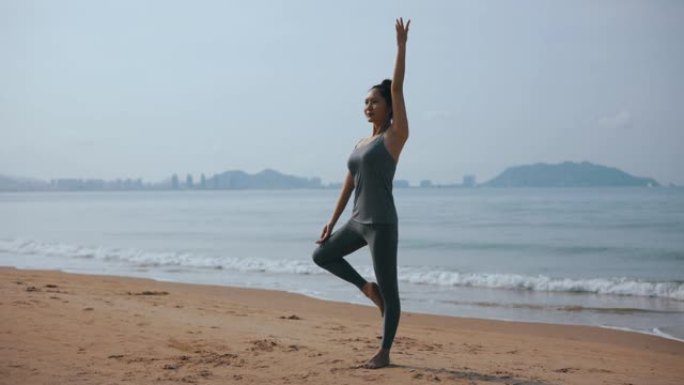 女人在海滩上做瑜伽
