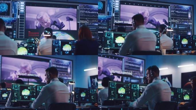 男子在太空站上向宇航员进行视频通话时使用计算机