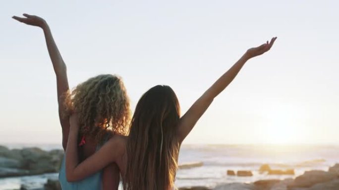 朋友，在海滩上旅行和自由，在大自然中日落，在海上或风景中幸福。早晨妇女的背部，庆祝夏季海洋假期和朋友