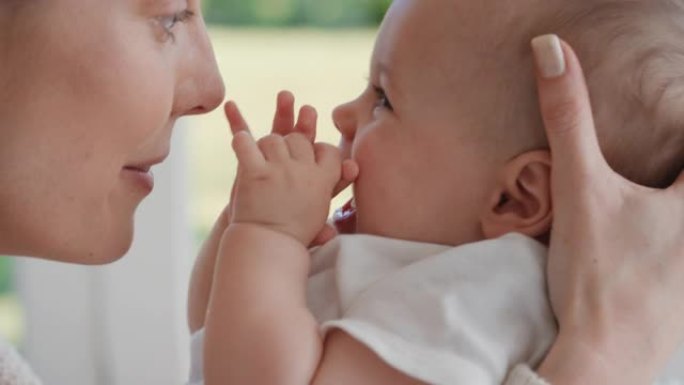 妈妈抱着婴儿平静她刚出生的孩子妈妈温柔地抚慰婴儿享受在家养育母亲4k