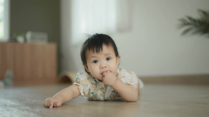 小女孩在地板上爬行。