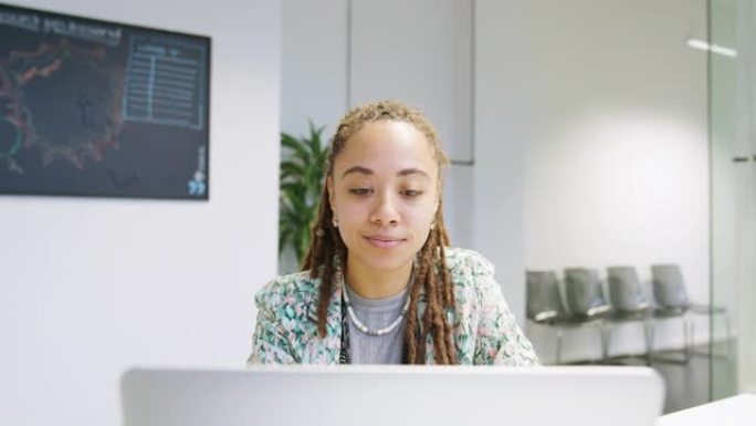 年轻的女商人在笔记本电脑上进行视频通话