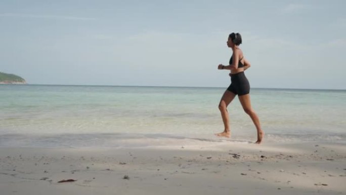 女人在沙滩上慢跑雕章镂句刚劲有力登峰造极
