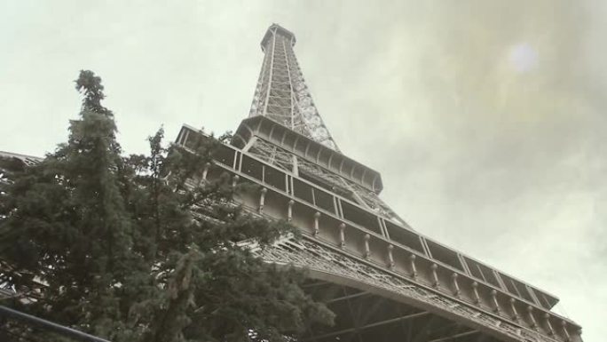 埃菲尔铁塔从下面，仰望法国巴黎。