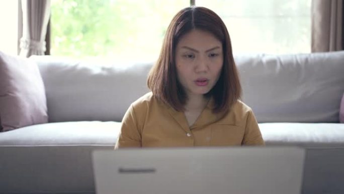 女人在家用笔记本电脑工作