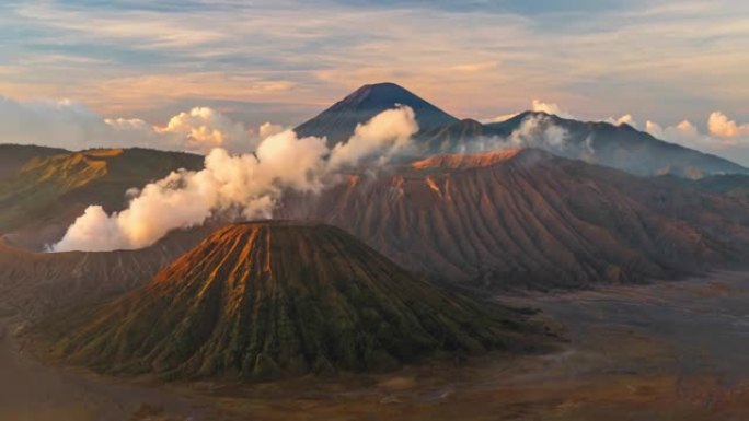 塞默鲁国家公园古农布罗莫火山的大日出镜头。印度尼西亚东爪哇。布罗莫火山山在第一道灯光下的时间流逝
