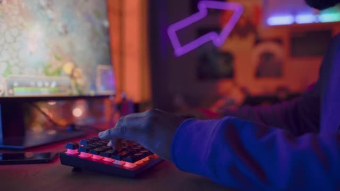 在家玩游戏: 玩家在电脑上玩在线视频游戏。非裔美国男性享受RPG策略，屏幕显示街机在线多人PvP战斗
