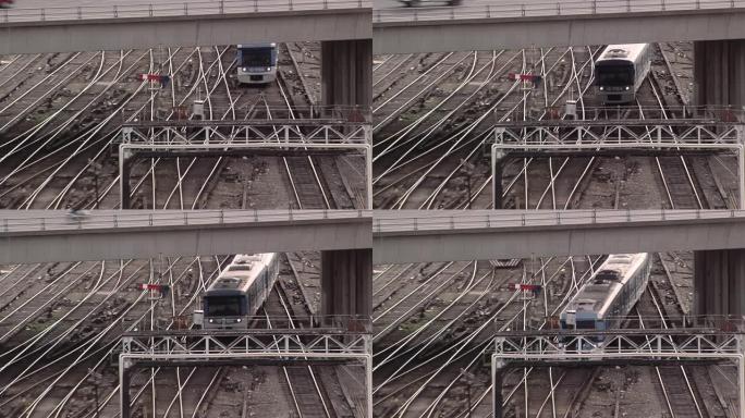 阿根廷布宜诺斯艾利斯Retiro街区的铁轨和Umberto Illia高架桥高速公路，带有快速行驶的