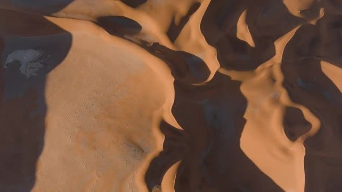 干旱。气候变化。气候紧急情况。全球变暖。纳米布沙漠无尽沙丘壮观的史诗般的直线鸟瞰图