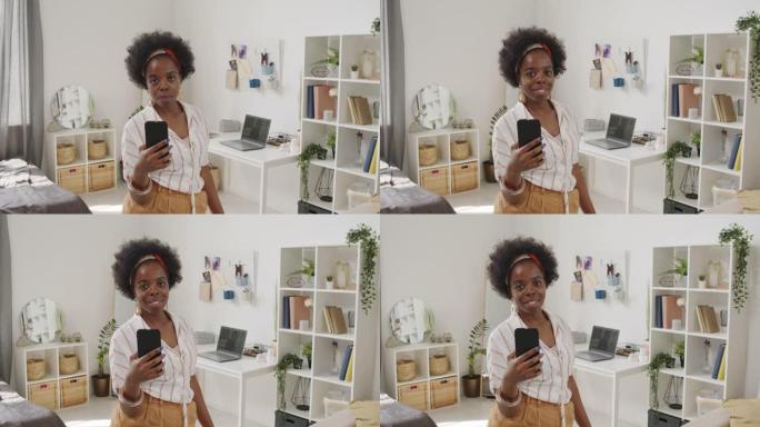 室内智能手机的非洲裔美国妇女肖像