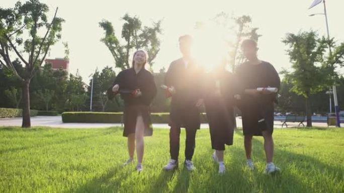 大学毕业生与朋友散步，谈论他们的未来