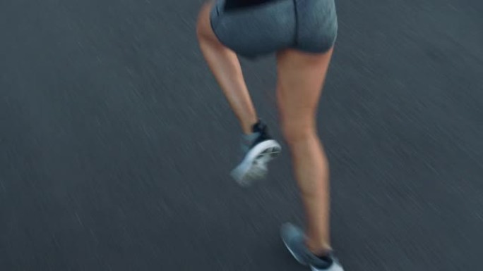 健身，女人和腿在街上跑步，参加比赛，马拉松或训练健康的生活方式。健康，有氧运动和跑步者女孩在道路上锻