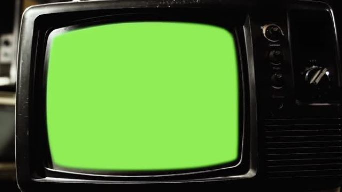 带色度键绿色屏幕的复古电视。特写。缩小。您可以用所需的素材或图片替换绿色屏幕。您可以在After E