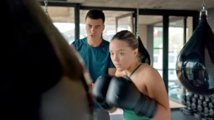 健身，拳击和女性向私人教练学习自我防御，在健身房进行搏击或拳击练习。励志运动导师辅导、训练或教授健康