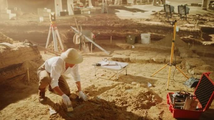 考古挖掘现场: 伟大的女考古学家在挖掘现场工作，用刷子和工具清洁文物。发现古文明神庙、建筑、化石遗迹
