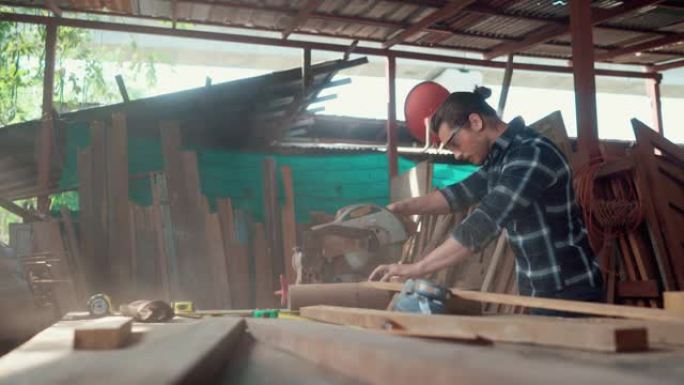 木工切割木材。
