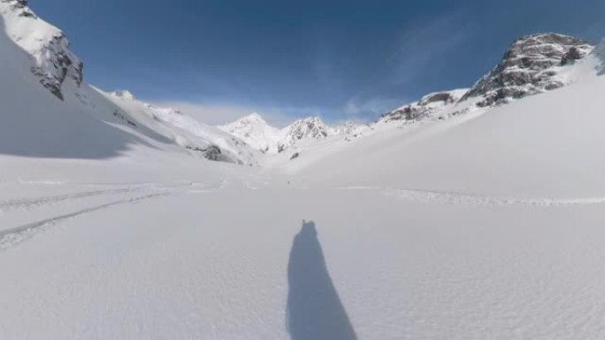 POV: 在壮观的加拿大落基山脉中，沿未触及的斜坡滑行。