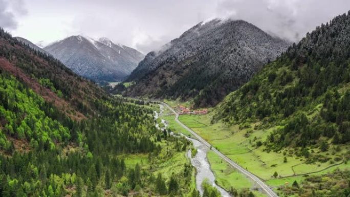 在山脉和峡谷中，河流穿过，充满绿色