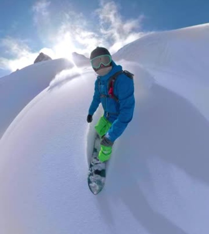 垂直: 开朗的人在风景秀丽的山上骑着滑雪板玩得开心。