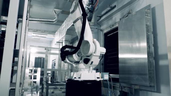 工厂机器人正在将太阳能电池板运送到架子上