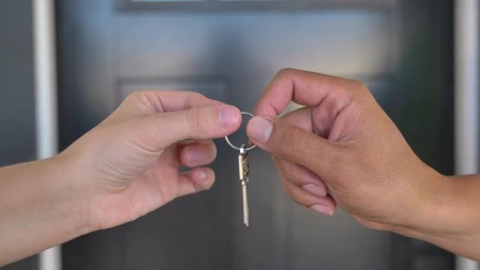 房地产经纪人把房子钥匙给新买家