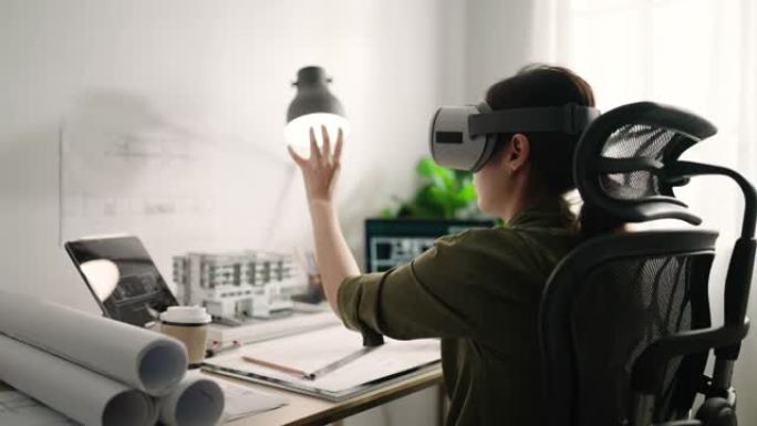 使用VR眼镜进行设计创新的工程师