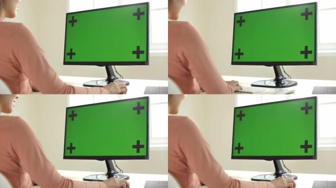 女人使用电脑绿屏屏幕通道抠像