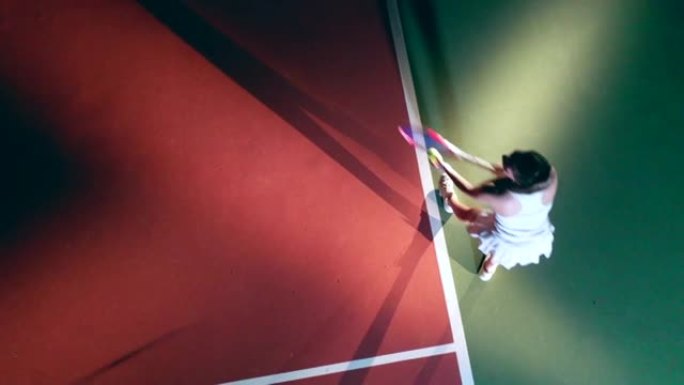 女网球运动员在顶视图中发球