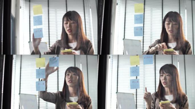 日本妇女在不干胶纸条上写新想法