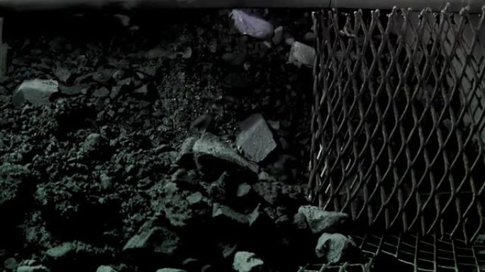 重型机械和煤岩落在地下煤矿内部的岩石面上。特写。