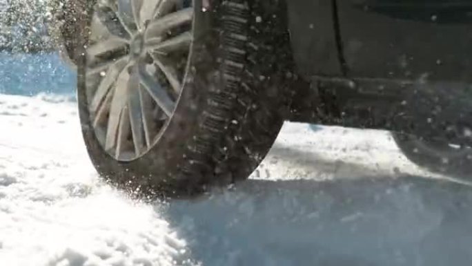 特写，dop: 新鲜的雪从大型车辆的纺车上飞了起来。