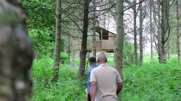 树屋乐趣森林木屋接触大自然散步
