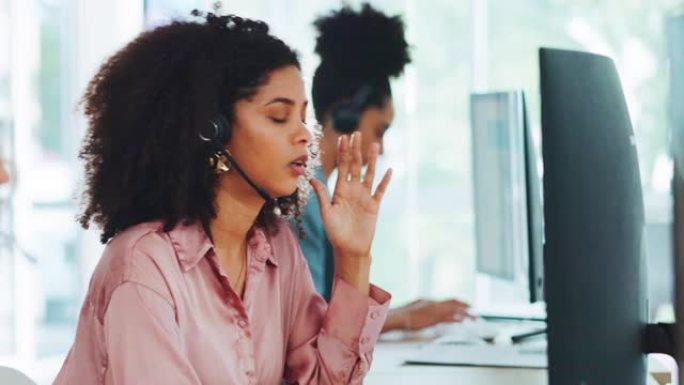 呼叫中心的压力，疲倦或黑人女性因在办公桌前承受压力而感到倦怠或疲劳。客户服务，头痛或因偏头痛或问题而