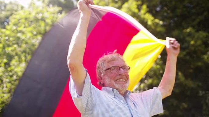 老人带着德国国旗奔跑